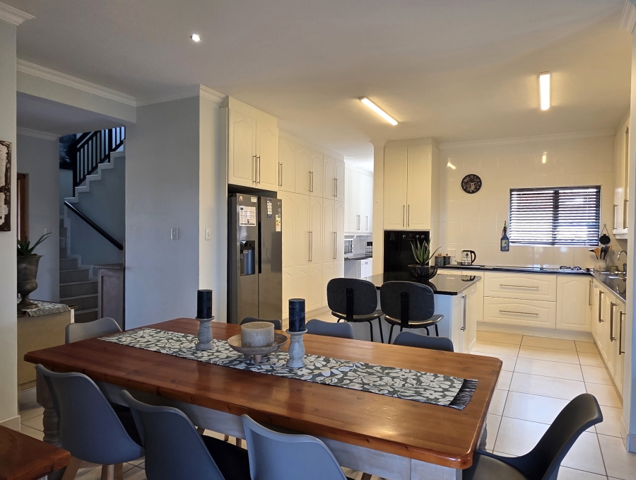 5 Bedroom Property for Sale in Wavecrest Eastern Cape